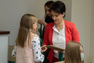 Anna Hetman wręcza okolicznościowy list z gratulacjami.