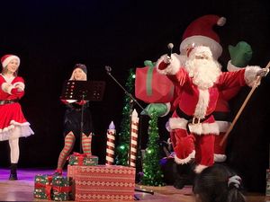 Mikołaj zachęcajacy ze sceny do wspólnej zabawy