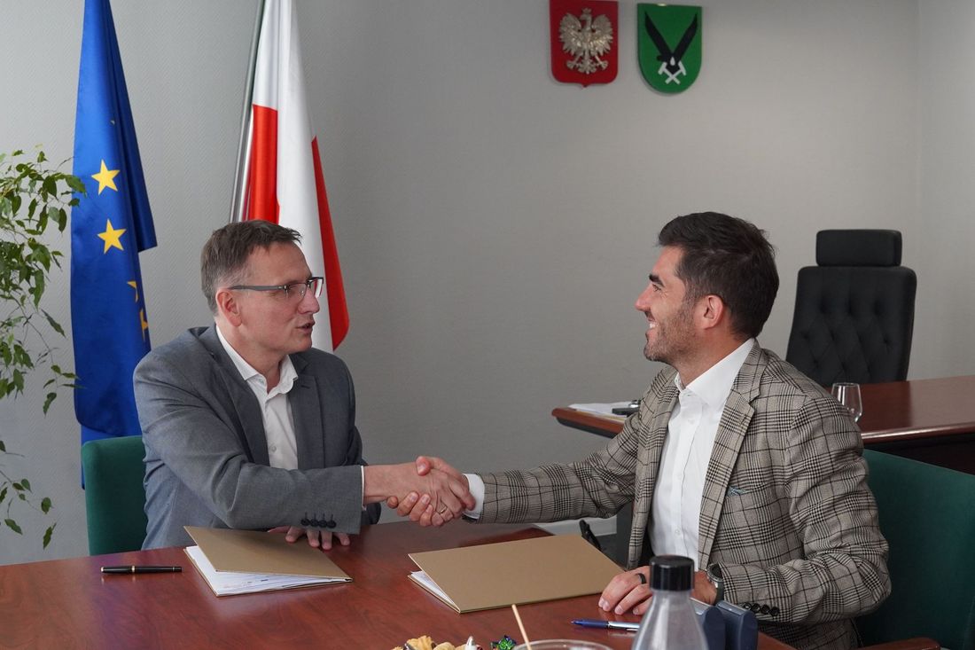 Michał Urgoł Prezydent Miasta ściskający dłoń Piotra Góralczyka, prezesa Riser Sp. z o.o.