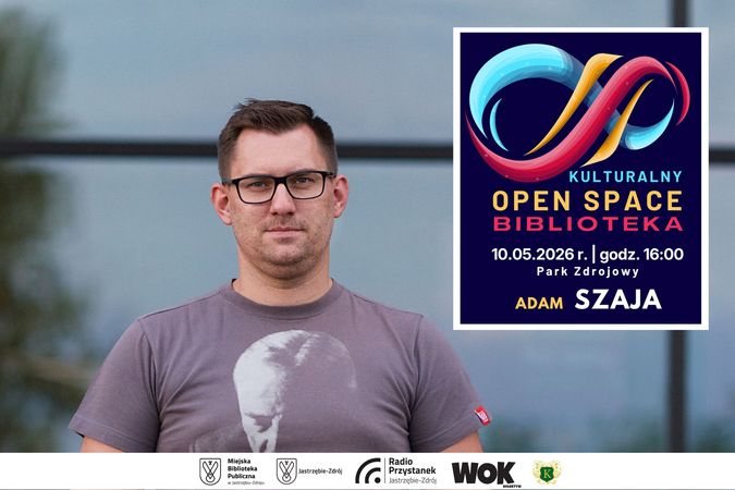 Kulturalny Open Space Biblioteka. Po lewej portret Adama Szai – mężczyzny w okularach korekcyjnych i szarym t-shircie. Po prawej informacja: 10.05.2026 r., godz. 16:00, Park Zdrojowy