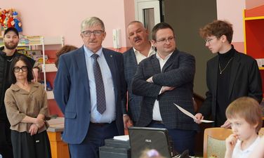 Andrzej Matusiak II Zastępca Prezydenta przygląda się w towarzystwie organizatorów oraz prezesa Śląskiego Związku Szachowego