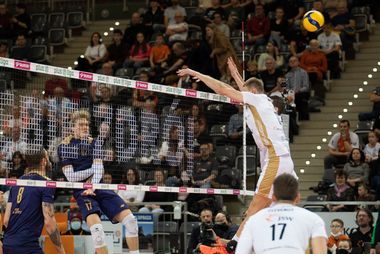 Zdjęcie przedstawia atak zawodnika Projektu i blok naszych graczy.