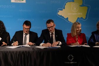 Prezydent i dyrektor urzedu pracy podpisują dokumenty