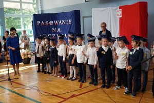 Zdjęcie przedstawia Pierwszoklasistów