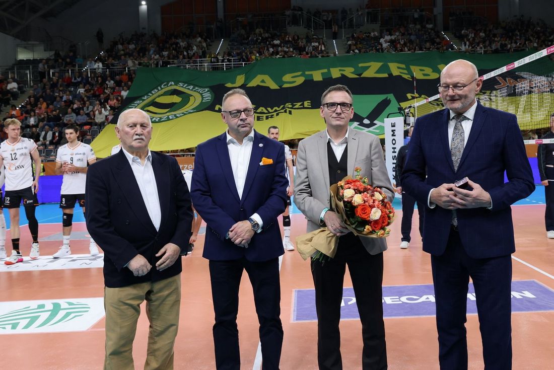 Zdjęcie przedstawia uroczystość wręczenia odznaki.