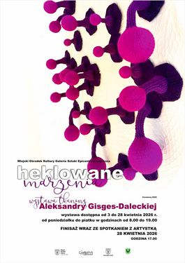 Wystawa „Heklowane marzenia” Aleksandry Gisges-Daleckiej. W górnej części zdjęcie fioletowo-różowych, szydełkowych form przypominających grzyby na białym tle. Poniżej napisy informujące o terminie (3–28 kwietnia 2026) i finisażu z artystką