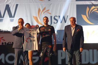 Prezesi klubu prezentują koszulkę meczową z Beniaminem Tonuttim