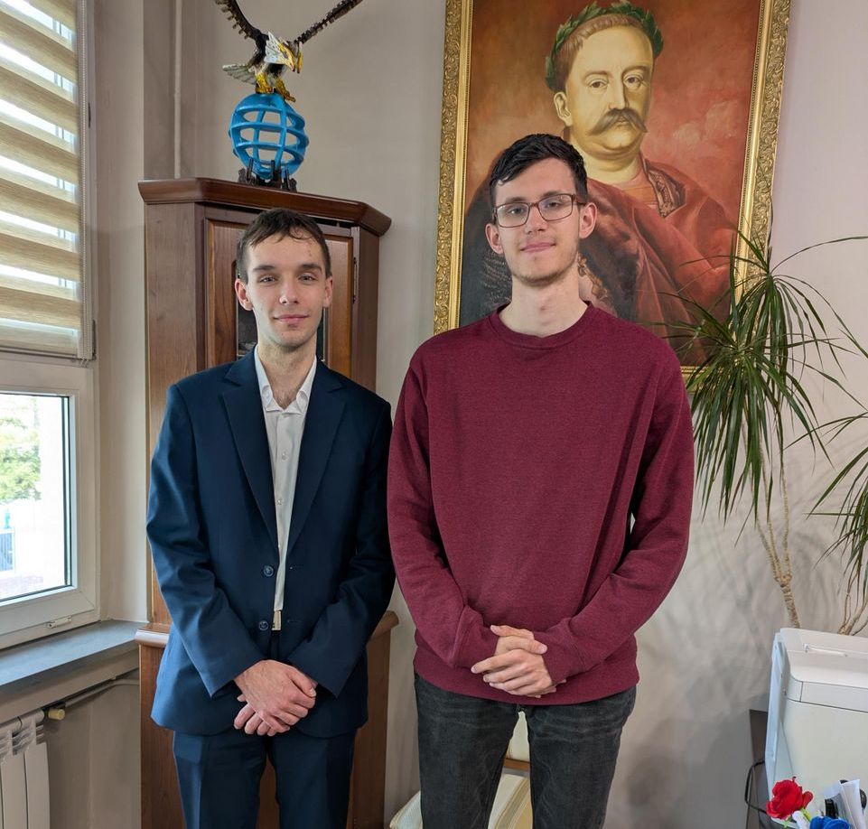 Adam Stajer i Artur Nowak pozujący do zdjęcia