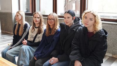 Dziewczyny siedzące na ławce w kościele