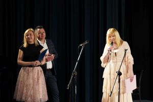 dwie kobiety i mężczyzna na scenie