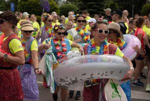 Uczestniczki VIII Jastrzębskiego Biegu Kobiet w zabawnych, kolorowych przebraniach.