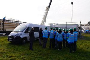 Zdjęcie przedstawia budowę domu jednorodzinnego połączona z warsztatami dla uczniów Zespołu Szkół Techniczno-Branżowych.