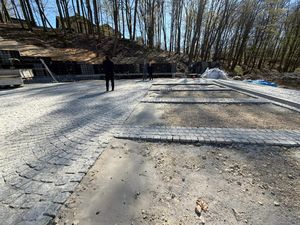 widok placu budowy z większej odległości