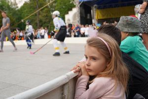 Dziewczynka, oglądająca mecz hokeja