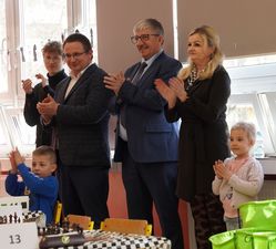 Andrzej Matusiak II Zastępca Prezydenta, dyrektor przedszkola, prezes Śląskiego Związku Szachowego, sędzia oraz dziewczynka i chłopczyk podczas oklasków otwierających turniej
