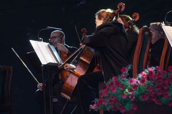 Śląskiej Orkiestry Kameralnej - widok na wiolonczelistkę