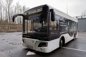 Autobus przed zajezdnią, widok 3/4 z przodu.