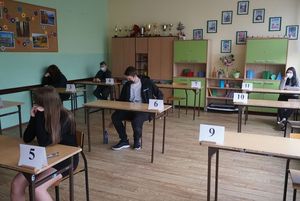 Uczniowie w sali przed egzaminem.