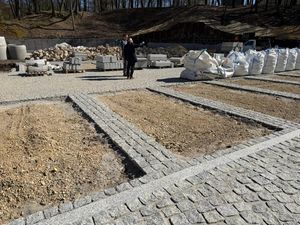 wyznaczone pomiędzy kostka brukową miejsca postojowe