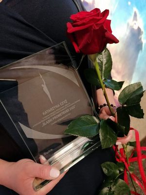 Zdjęcie przedstawia nagordę pracownika OPS.