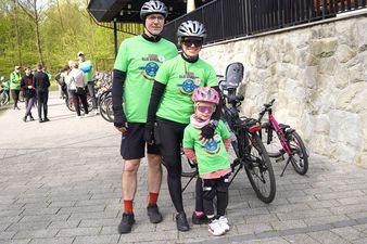 Kobieta, mężczyzna z dzieckiem