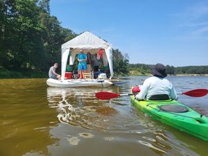 pływający namiot na wodzie i kajak