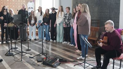 Chór śpiewajacy podczas rekolekcji widziany z perspektywy uczestników wydarzenia