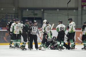 Przepychanki po końcowej syrenie - wzajemne pretensje niektórych zawodników.