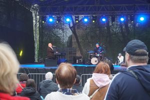 Zdjęcie przedstawia koncert Stanisława Soykiw Dniu Flagi.