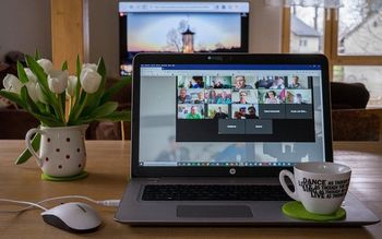 ekran komputera na którym widać spotkanie online