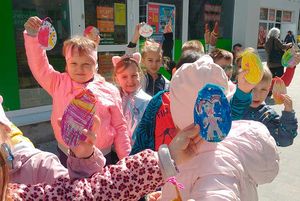 Dzieci pokazują wykonane przez siebie prace.