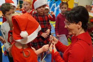 Prezydent Anna Hetman z dziećmi w przedszkolu.