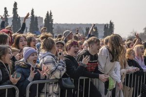 Dzieci i młodzież bawi się pod sceną.