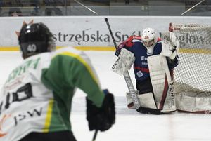 Bramkarz torunian strzeże dostępu do bramki.