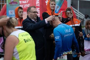 Zdjęcie przedstawia zawodników na mecie biegu głównego.