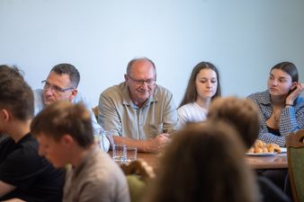 Zbliżenie na uczestników spotkania, w tym Mariana Janeckiego