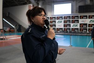 Policjantka podczas prelekcji.