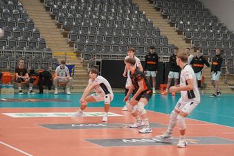 Siatkarze AT Jastrzebskiego Węgla podczas przyjęcia zagrywki