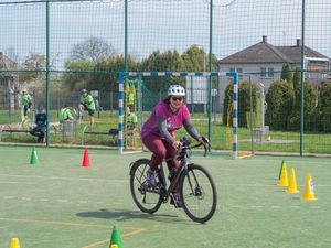 Kobieta jadąca na rowerze