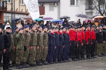 młodzież w czerwonych mundurach, w mundurach moro oraz w granatowym