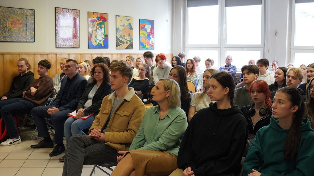 Zdjęcie przedstawia spotkania Prezydent z uczniami szkół ponadpodstawowych dotyczące budżetu partycypacyjnego szkolnego i obywatelskiego.