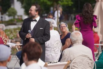 Wokalista występujący z Orkiestra Borynia przemieszczający się pomiędzy publicznością