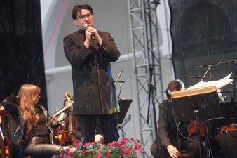 Adam Wesołowski przemawiający do publiczności