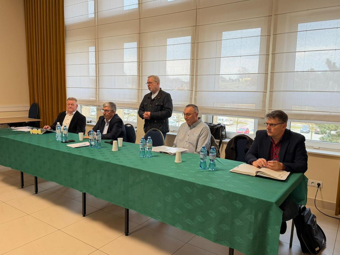 stół prezydialny z 5 osobami podczas zebrania