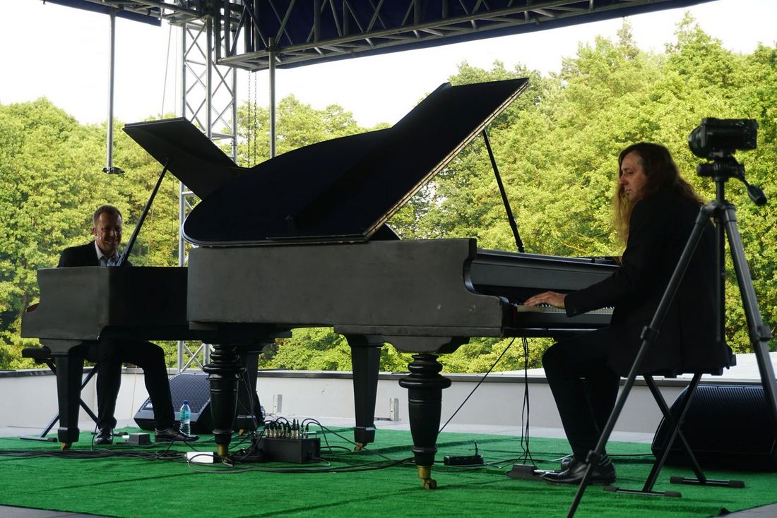 Dwóch muzyków grających na dwóch fortepianach