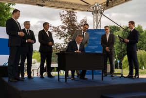 Uroczyste podpisanie umowy.