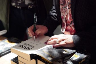 Zbliżenie na podpis autorki na książce uczestnika spotkania