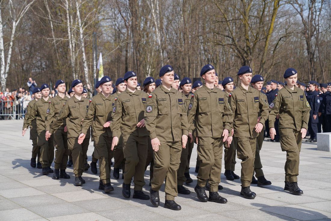 Zdjęcie przedstawia uczniów klas wojskowych.