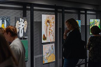 Kobiety oglądają obrazy