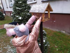 dzieci dokarmiają ptaki
